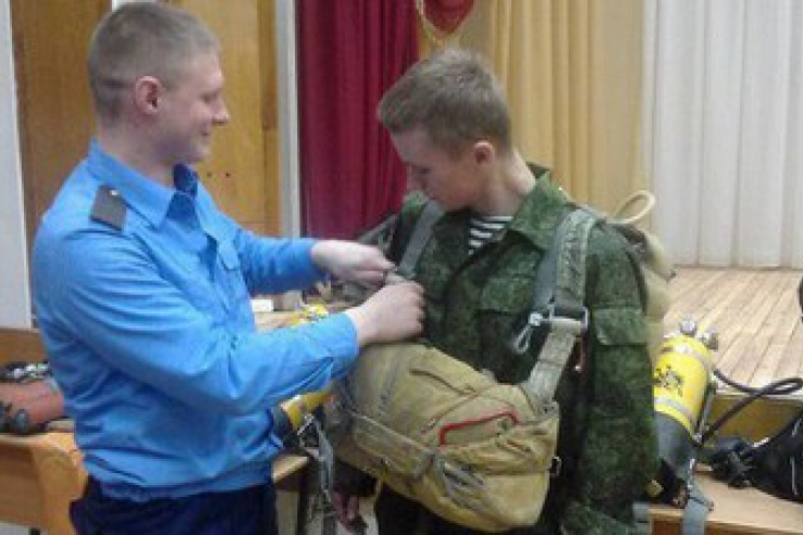 Школьники Ленинградской области продолжают узнавать об основах военной службы